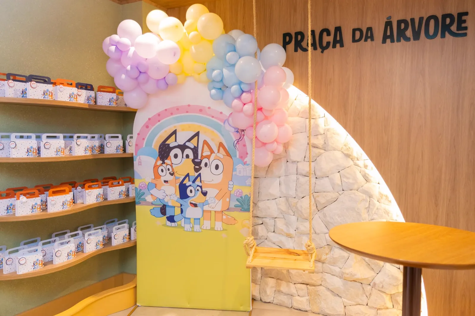 Painel de festa com arco de balões coloridos
