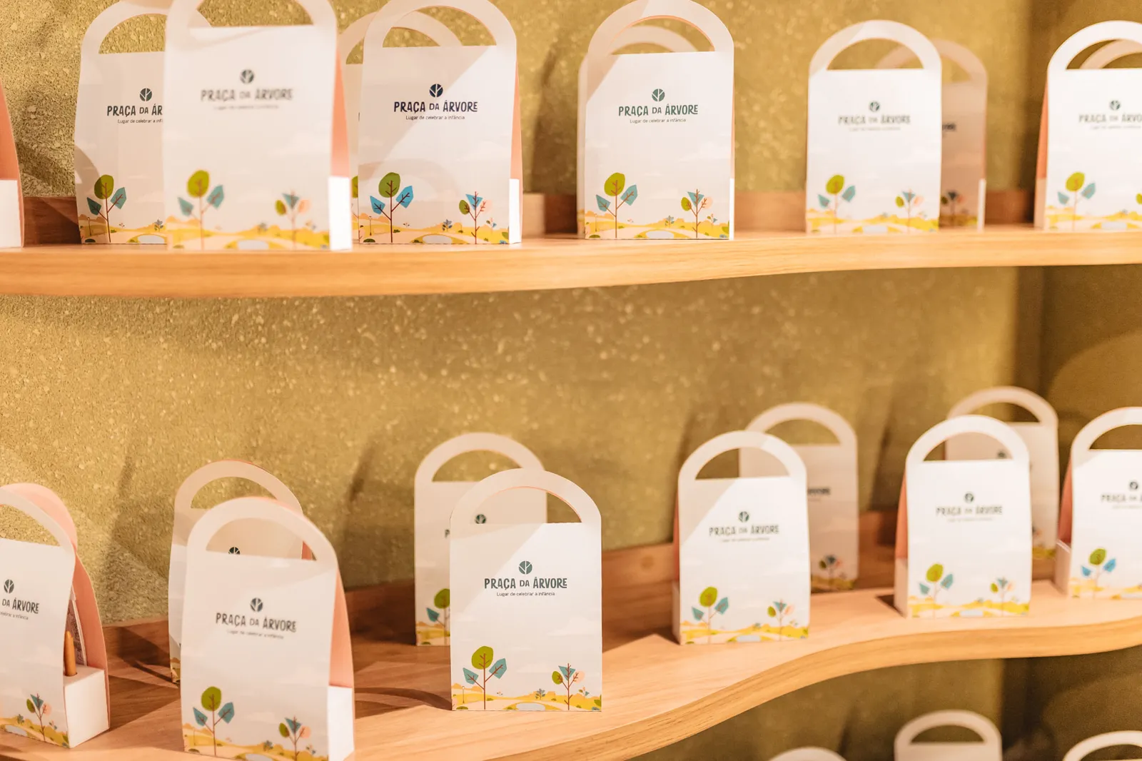 Lembrancinhas personalizadas da Praça da Árvore em prateleiras de madeira