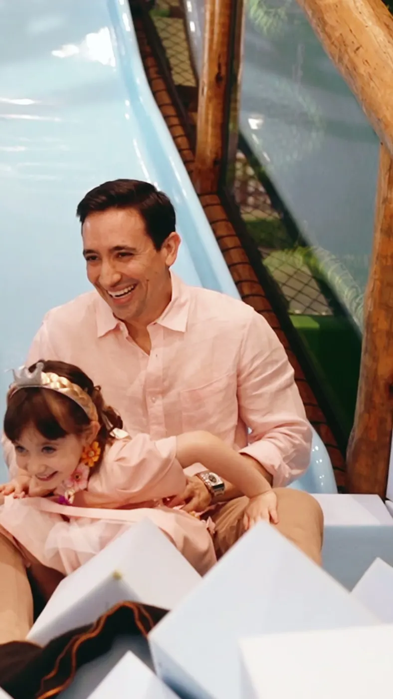 Pai e filha comemorando juntos durante a festa